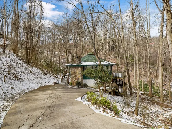1321 N Baden Dr, Gatlinburg, TN 37738