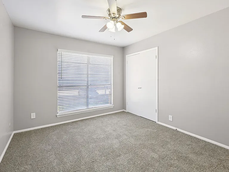 Premier Gardens Apartments — Photo 33
