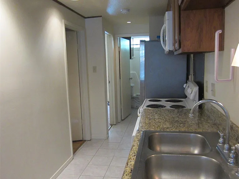 512 W Polk St — Photo 6