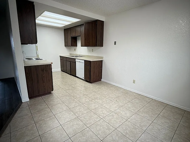518 E Granger Ave — Photo 3