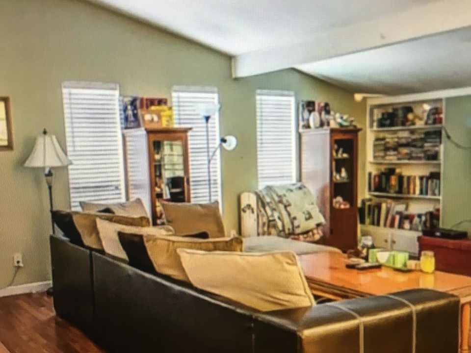 1st image of 944 Lombardy Dr