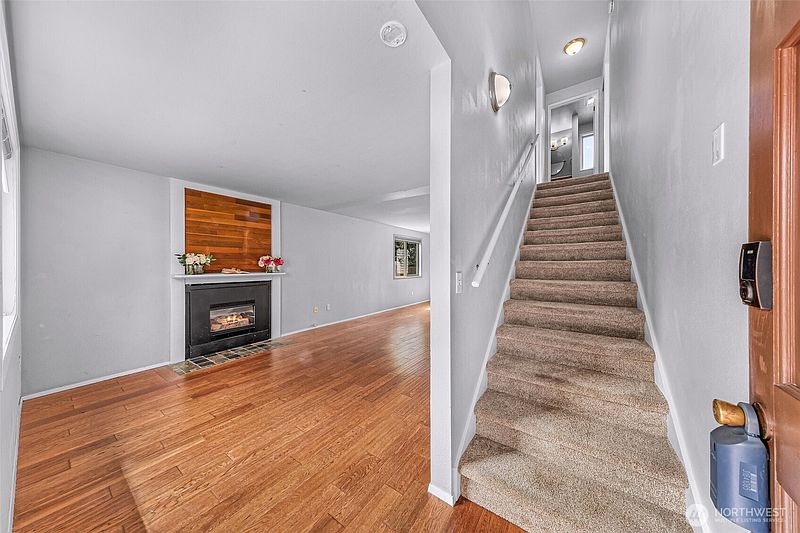 4th image of 2429 Queen Street
