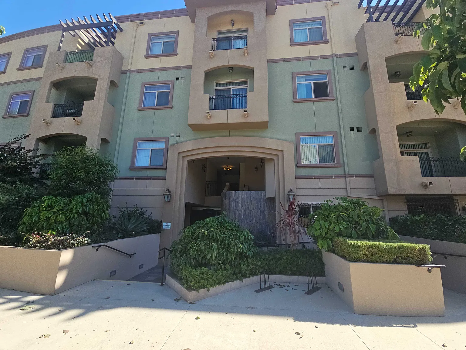 2 bed, $3,420 — Photo 1