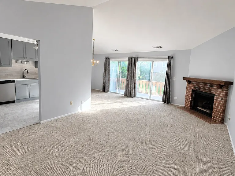 1143 Auburn Ln — Photo 4