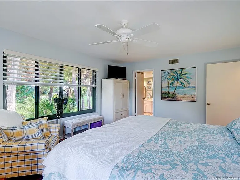 233 NE Edgewater Dr #201 — Photo 36