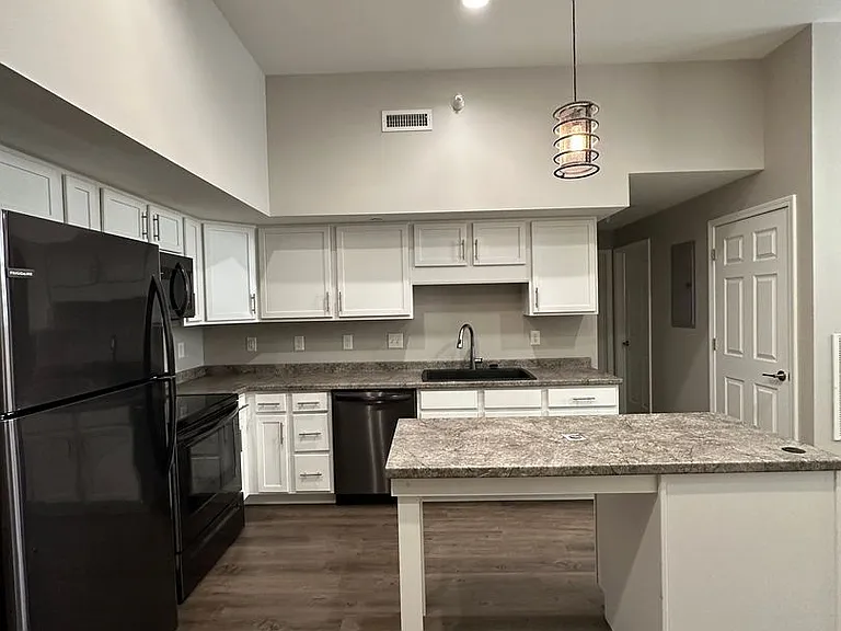 326 W Charles St — Photo 3