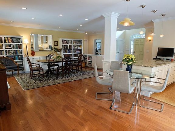4th image of 8 Cove Cir