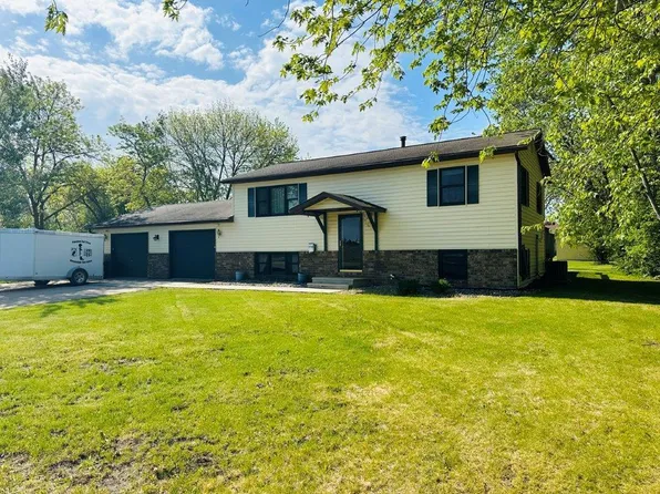 702 Elk St NW, Warroad, MN 56763