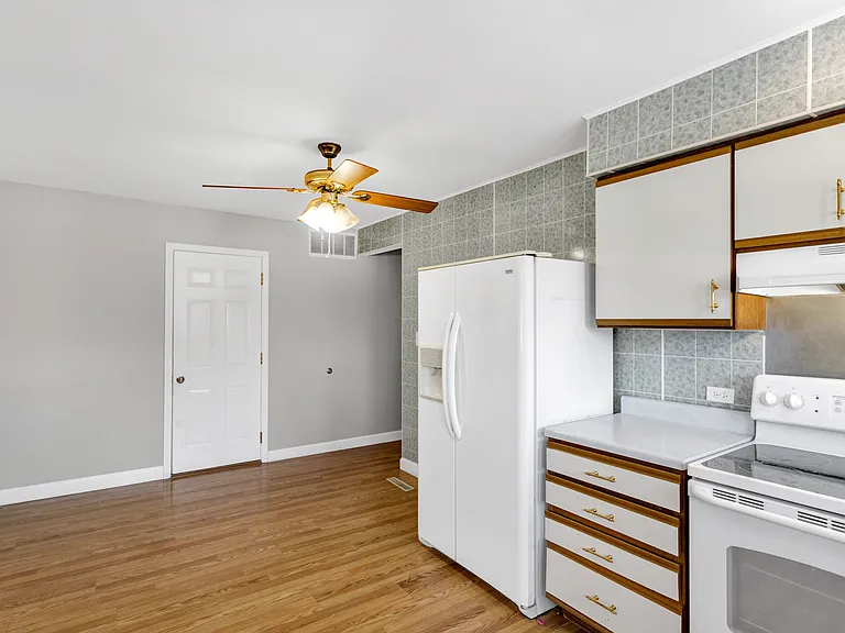 1348 Beverly Ln — Photo 9
