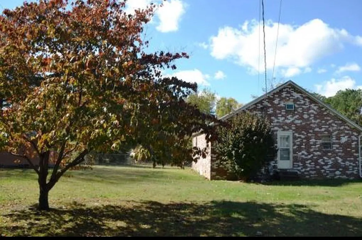 3 bed, 1.5 bath, 1032 sqft, $1,275 — Photo 2