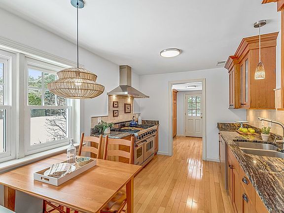 3rd image of 51 Cambridge Dr