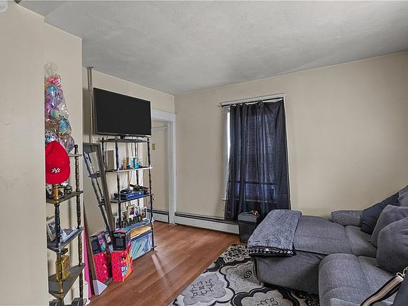 4th image of 195 Urban Ave
