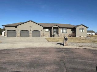 2704 Mentzer Ct, Mitchell, SD 57301