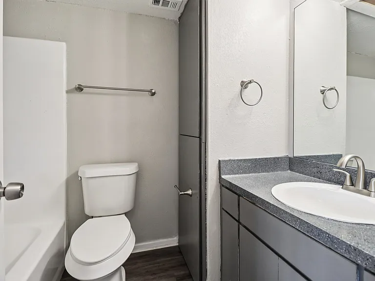 Oak Tree Apartments — Photo 17
