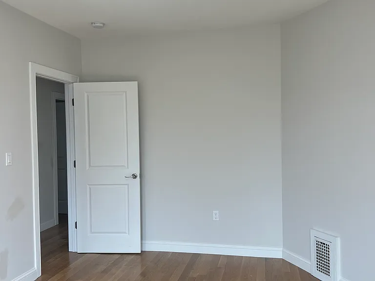 6 Hallam St #2 — Photo 4