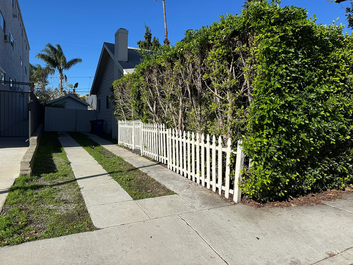 Building Photo - 849 N West Knoll Dr