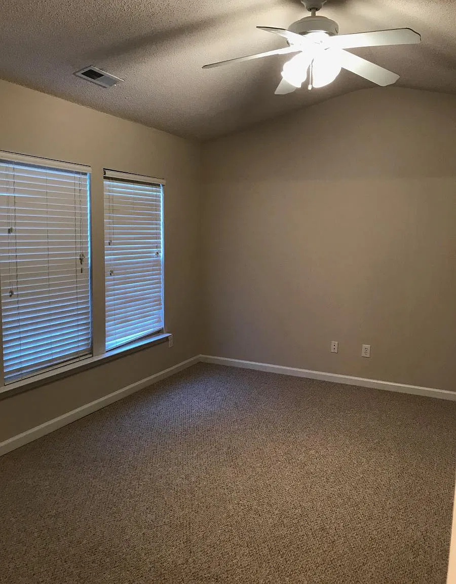 3 bed, 2.5 bath, 1386 sqft, $1,800 — Photo 3