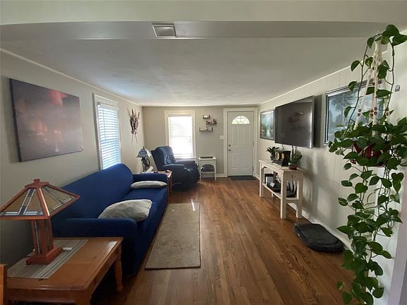 4th image of 324 1st Ave