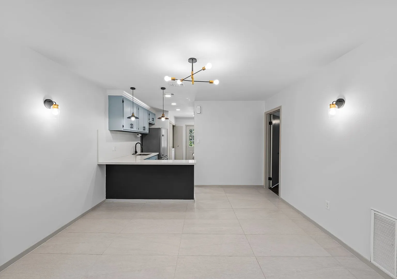 Centrally Located Apartment with Pool!! — Photo 1