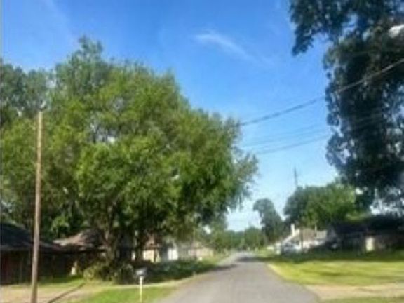 Exterior Neighborhood (street photo)