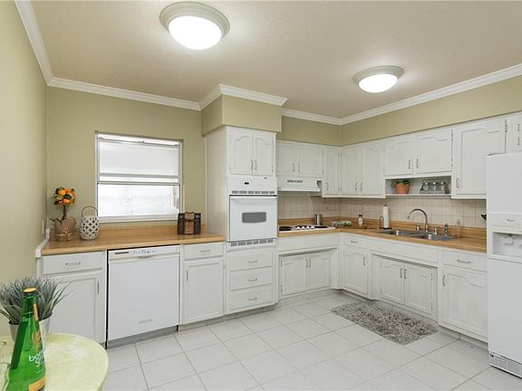 3rd image of 704 W 116th Ave