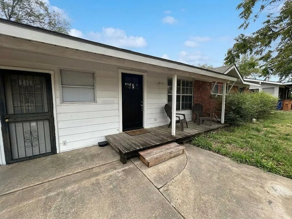 4 bed, 2.0 bath, 2100 sqft, $2,500 — Photo 3