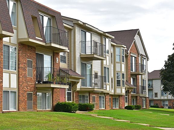 Apartment Exterior at Bristol Square
