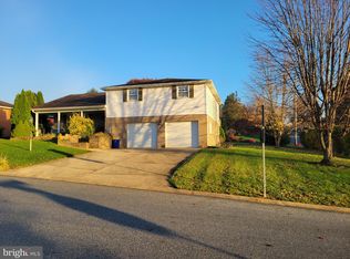 2940 Candlelight Dr, York, PA 17402