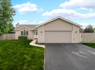 13 Sunset Ct, Steger, IL 60475