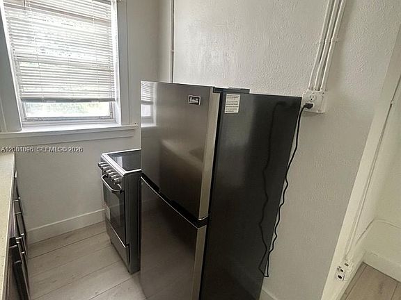 4th image of 967 SW 5th St #16