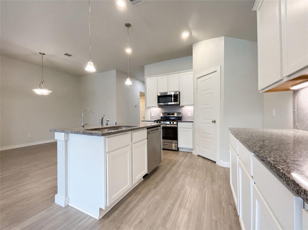 823 Deerhurst Ln, Magnolia, TX - View 6