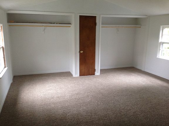 Large mstr with 2 closets 
