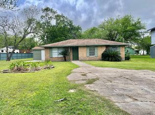 119 Stanford St, Lake Jackson, TX 77566
