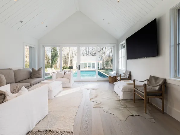 110 Ferry Rd, Sag Harbor, NY 11963