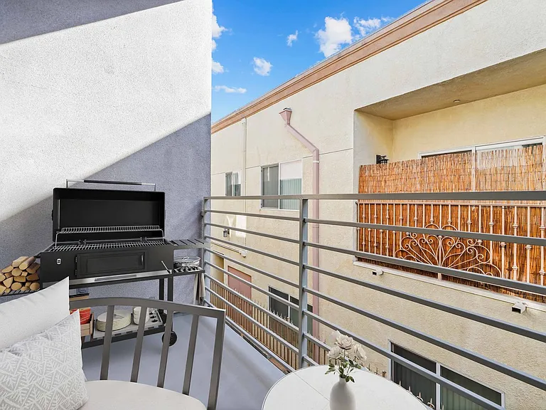 6462 Woodley Ave — Photo 24