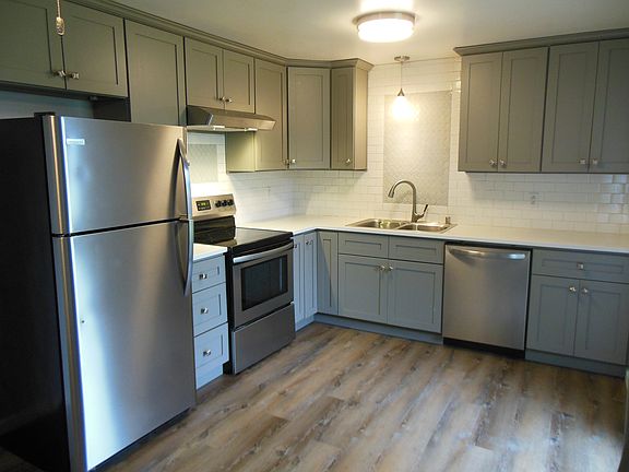 Remodeled Kitchen w/ Stainless Steel Appliances & Quartz