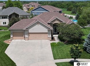 9712 Andre Cir, Lincoln, NE 68526