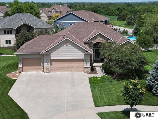 9712 Andre Cir, Lincoln, NE 68526