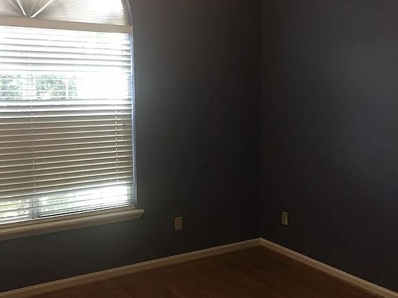 4th image of 4406 Holly Ln
