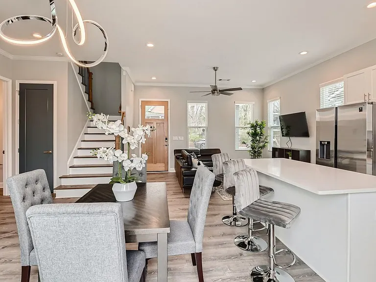 884 Sims St SW — Photo 8