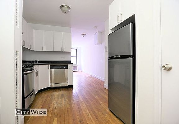 3rd image of 218 E 89th St #14
