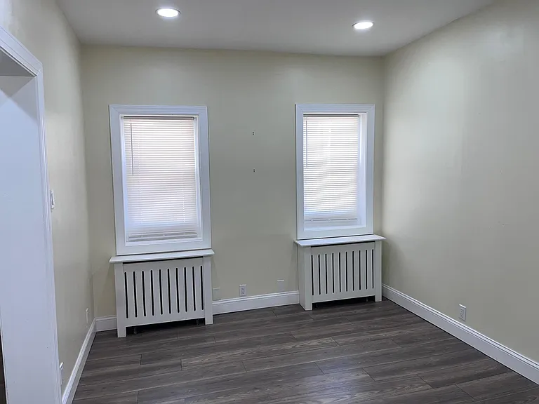 286 Leverington Ave — Photo 2