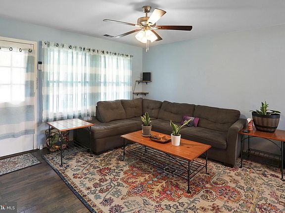 2nd image of 402 Williamsburg Rd