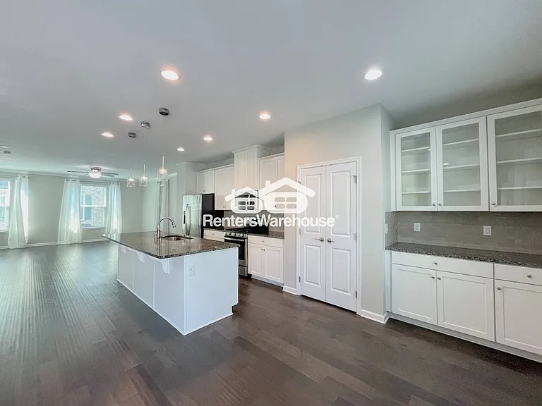 521 Charles Porteus Ln — Photo 8