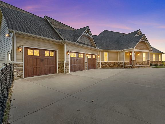 2nd image of 19 Tropicana Ct