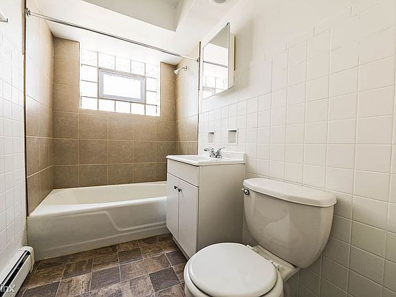 14021 S Tracy Ave Apartments Chicago Bathroom_01