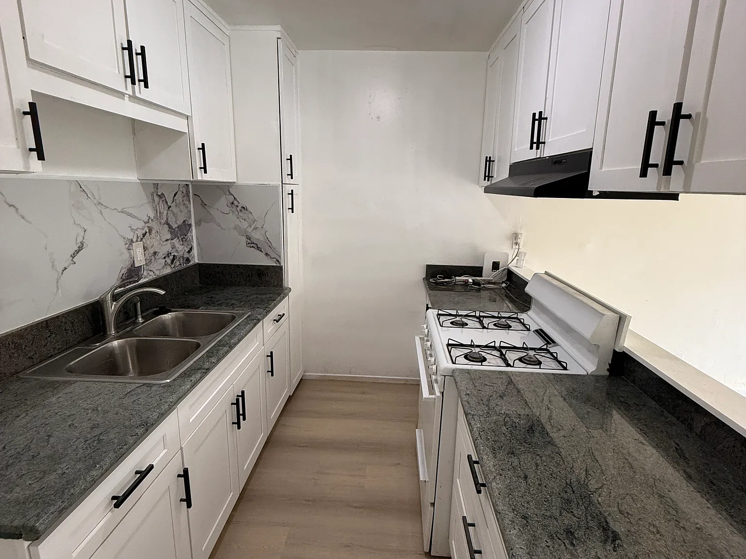 2 bed, 900 sqft, $2,400 — Photo 2