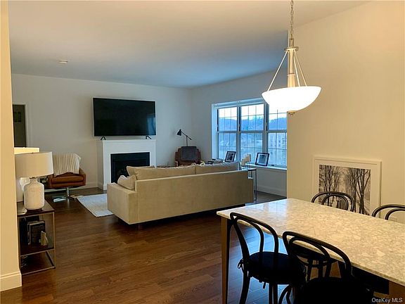 4th image of 10 Byron Ln Penthouse 715