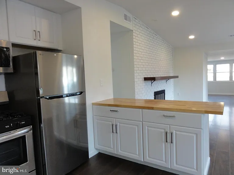 7029 Woodley Ln — Photo 5