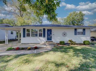 23 Manor Dr, Florissant, MO 63031